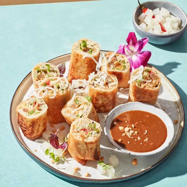 "Lumpia" Frühlingsrollen mit frischem Gemüse, Erdnusssauce und eingelegtem Rettich